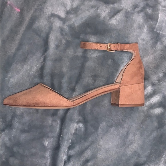 NEVER WORN TAN HEELS - Picture 4 of 5
